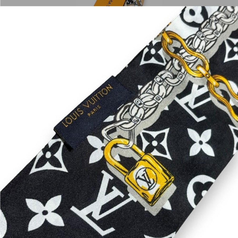 Louis Vuitton Silk Monogram Confidential Bandeau
Black Scarf - Picture 3 of 11